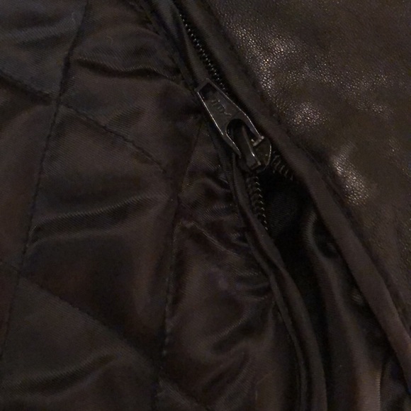 Black 100% soft leather coat with quilted zip-out lining, hits at upper thigh - Picture 11 of 16